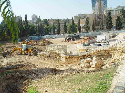 تخریب قبرستان مامن الله شهر قدس با بولدوزرهای اسراییل