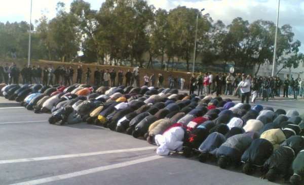 نماز خواندن جوانان تونسی در خیابان پس از ۲۳ سال