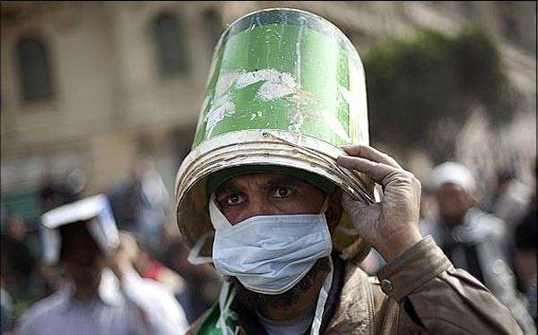 کلاهخود تظاهرکنندگان مصری  