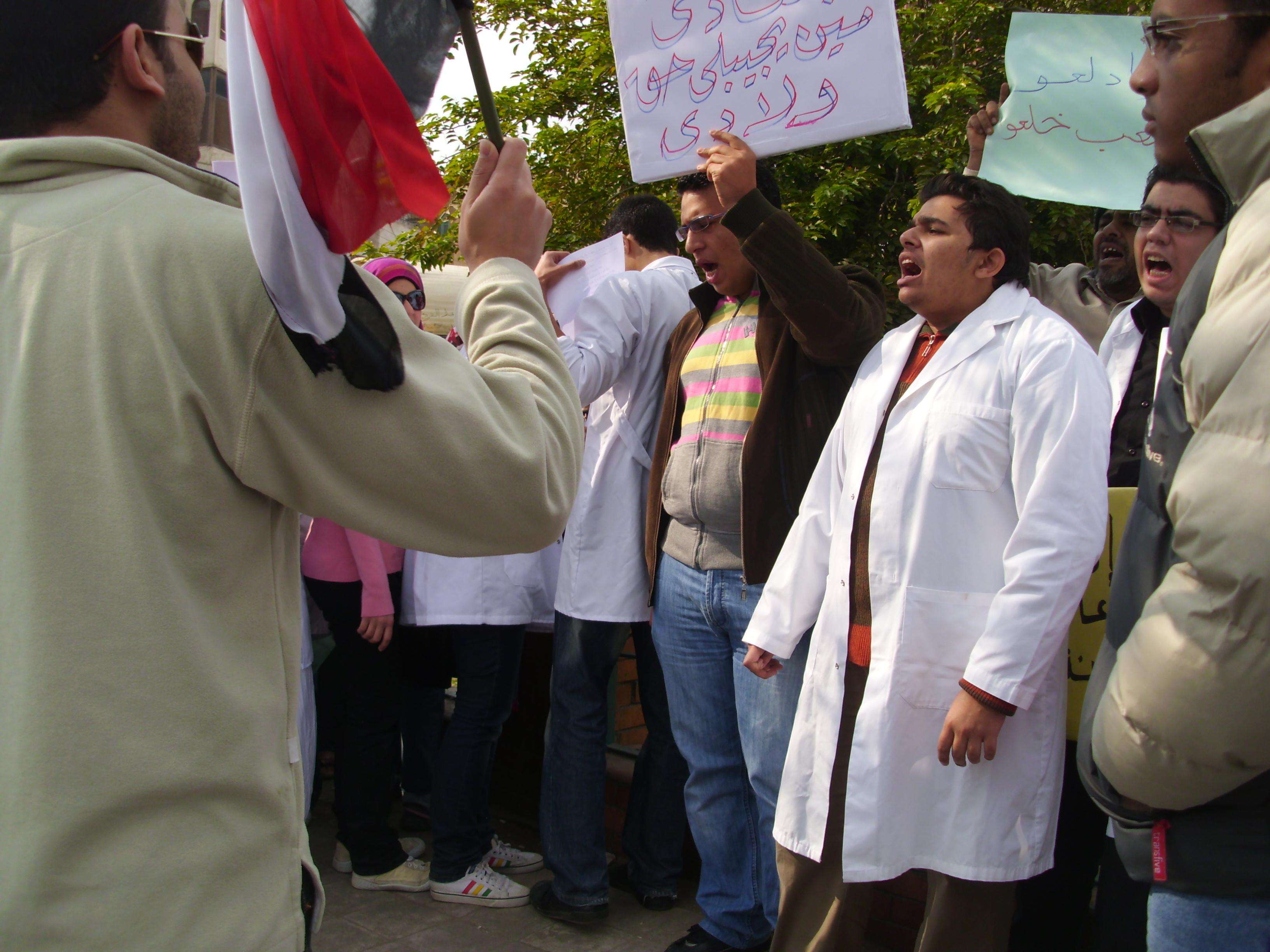 أطباء الإسماعيلية يطالبون بخلع مبارك