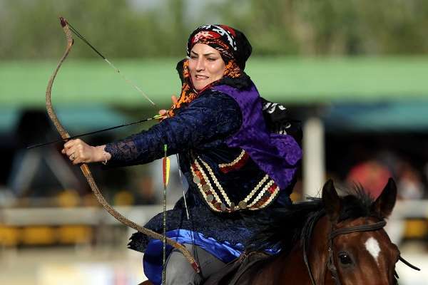 taghribnews-tna-iranian-woman-attends-horseback-archery-competition