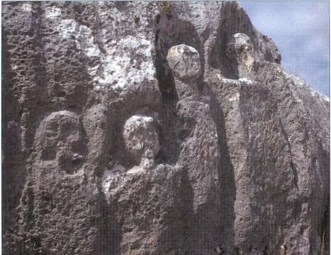 پيكره هاي كنده شده بر سينه صخره مربوط به دوران -قانا