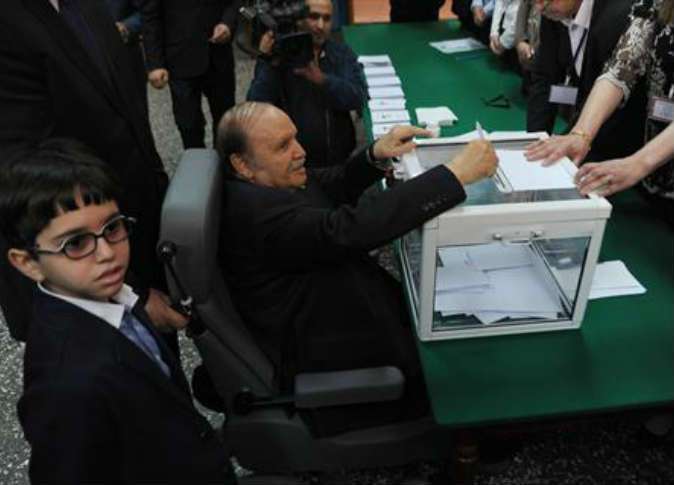 بدء الانتخابات الرئاسية في الجزائر وبوتفليقة يشارك علنا رغم متاعبه الصحية