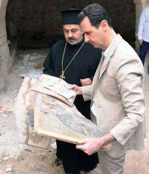 الرئيس الاسد يزور معلولا ويهنئ المسيحيين بعيد الفصح