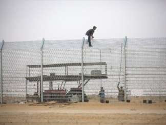 رژیم صهیونیستی دیوار امنیتی دور غزه ایجاد می کند
