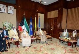 وزير  الار شاد يلتقي امير الكويت ويؤكد على تعزيز العلاقات بين البلدين