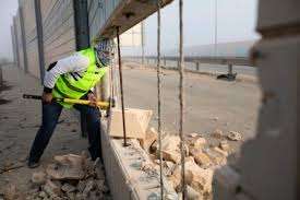 تخریب بخشی از دیوار حائل اطراف قدس توسط فعالان فلسطینی