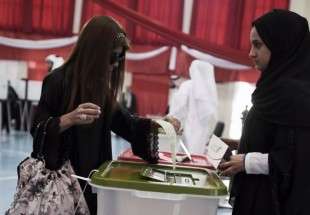 A Bahraini Sunni woman casts her vote at a polling station in the city of Rifaa, south of the capital Manama, on November 22, 2014.