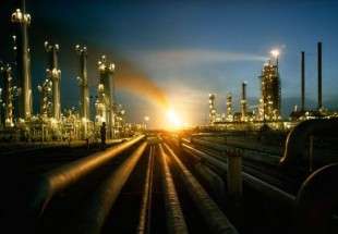 فورين بوليسي: لماذا تحطم السعودية عن عمد أسواق النفط؟