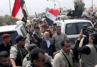 العبادي يتجول في شوارع تكريت ويرفع العلم العراقي