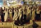نمازجماعت بحرینی‌ها درمحل مساجد تخریب شده/ تظاهرات برای آزادی شیخ سلمان و دیگر زندانیان سیاسی