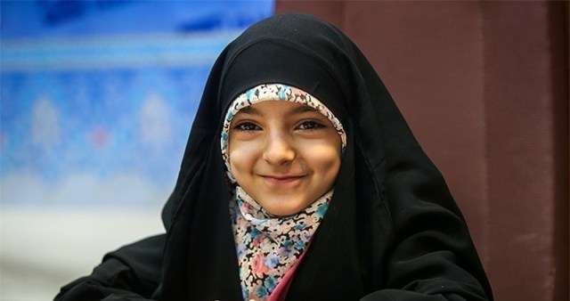 الطفلة الايرانية  «حنّانة»  التي تبلغ 7 أعوام تحفظ القرآن الكريم