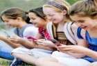 دراسة : استخدام الأطفال المفرط للهواتف الذكية قد يصيبهم بالحول