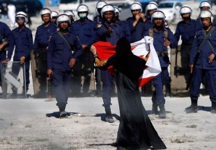 انتقاد هیومن رایتس فرست از دروغ پردازی منامه دربارۀ حقوق بشر در بحرین/ دیوار نژادپرستانه آل خلیفه در دراز و فلج شدن زندگی بحرینی‌ها