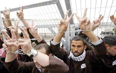 100 الف أسيراً فلسطينياً منذ اندلاع الانتفاضة عام 2000