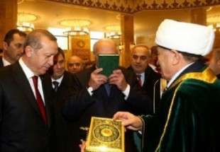 قرآن را بوسیدم چون رئیس‌جمهور مسلمانانم