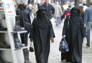 Merkel calls for Islamic full-face ban