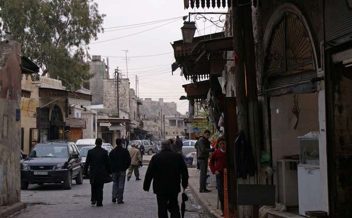 مردم در یکی از خیابان های مرکز تاریخی حلب، سوریه، سال 2009 میلادی