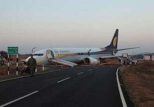 بھارتی شہر گوا میں مسافر طیارہ رن وے سے پھسل گیا