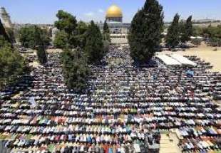 ​عشرات ألاف المصلين الفلسطينيين يؤدون صلاة الجمعة في المسجد الأقصى