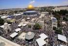 ​عشرات الألاف يؤدون صلاة الجمعة في المسجد الأقصى