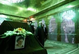 روحانی: امام خمینی(ره) مظهر عزت و عزم ملی همه ایرانیان است