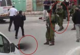 Des colons israéliens saluent un soldat tueur