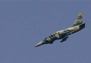 Des avions de combat syrien bombardent le fief de Daech