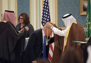 الملك سلمان يقلد ترامب أرفع وسام سعودي
