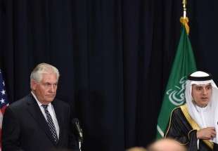 A côté du ministre saoudien des Affaires étrangères, Tillerson accuse du nouveau l