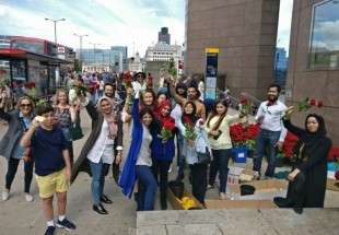 British Muslims hands out 3000 roses on London Bridge