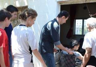 الرئيس الأسد يزور وعائلته عدداً من جرحى الجيش العربي السوري في قراهم بريف حماة