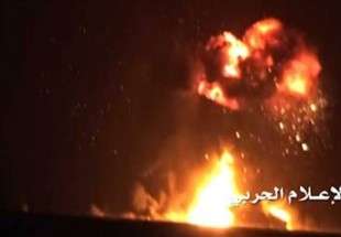 القوات اليمنية تستهدف سفينة إنزال حربية تابعة للعدوان قبالة المخا