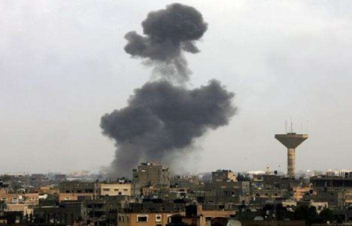 غارات إسرائيلية على قطاع غزة.. و«حماس» تحذِّر