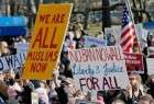 مظاهرات في ولايات أميركية تندد بقرار الحظر المشروط