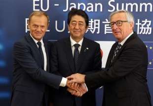 European Council President Donald Tusk (L), Japanese Prime Minister Shinzo Abe (C) and EU Commission President Jean-Claude Juncker pose for a picture at the European Council in Brussels, July 6, 2017. (Photos by AFP)