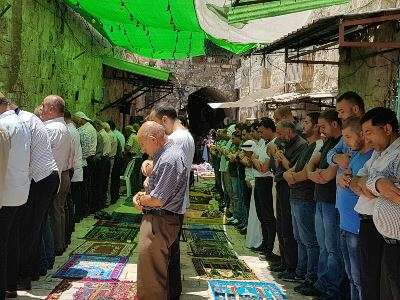 الفلسطينييون يتحدون ..ويقيمون الصلوات على ابواب المسجد الاقصى