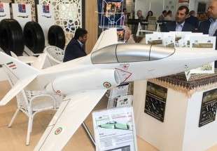 ايران تعرض نموذجا لمقاتلة (كوثر) في معرض ماكس 2017 الدولي