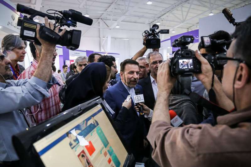 بازدید وزیر ارتباطات و فناوری اطلاعات ایران از نمایشگاه الکامپ