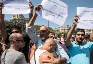 مئات المسلمين يتظاهرون ضد الإرهاب في برشلونة