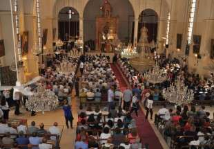 Des chrétiens syriens accueillent leur nouvel évêque emplis d