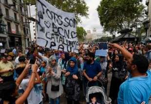 ​تجمع گروهی از مسلمانان در مرکز بارسلون در اعتراض به حمله تروریستی اخیر