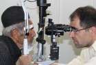 وزير الصحة الايراني اجري 10 عمليات جراحية للعيون في منطقة نائية