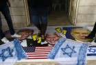 محتجون في القدس يدسون صورة للرئيس الأمريكي، دونالد ترامب، ونائبه، مايكل بينس
A+AA-