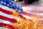 پرچم آمریکا در «ذمار» یمن به آتش کشیده شد