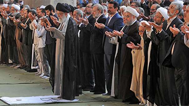 صلاة عيد الفطر تقام بإمامة قائد الثورة الاسلامية