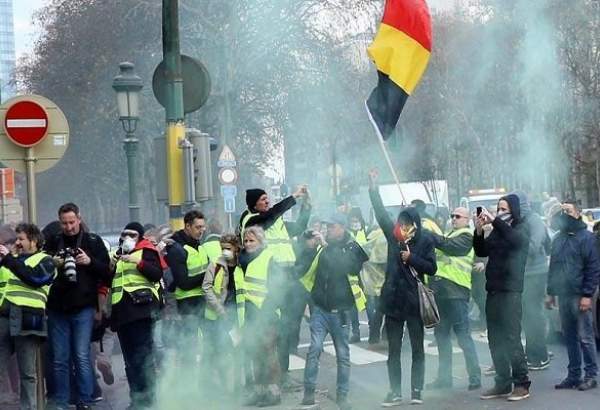 اعتراض ۱۰ هزار جلیقه‌زرد در فرانسه/شعار ماکرون استعفا بده