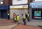 ​المسلمون البريطانيون يشارکون في تنظیف شوارعهم