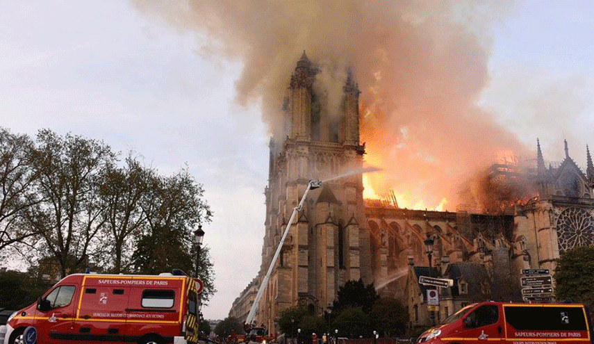 ظريف يعرب عن اسفه لنشوب حريق في كنيسة نوتردام
