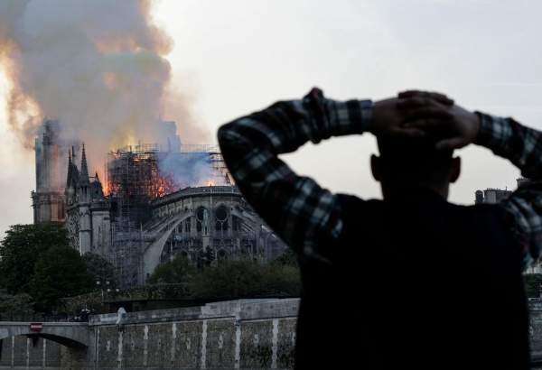 Notre-Dame de Paris en flammes, les Français et les touristes choqués  